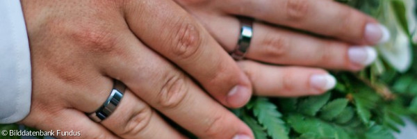Hände eines Ehepaars