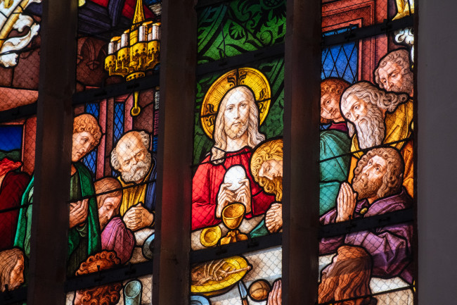 Darstellung des Abendmahls im Fenster der Kirche St. Johannis